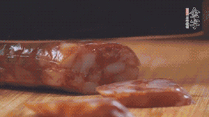 金字麻辣香腸切片，小青菜焯熟備用。