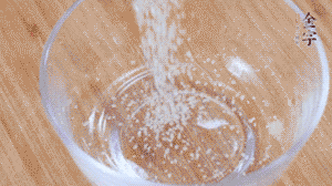 制作醬汁：1湯匙蠔油、1湯匙涼開(kāi)水、2湯匙生抽、1/2湯匙白砂糖、少許辣椒圈。