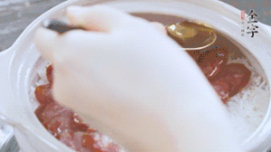 沿鍋邊倒一圈食用油蓋蓋，繼續(xù)小火燜8分鐘。