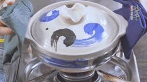 每隔30s將鍋傾斜一側(cè)。（受熱更均勻，鍋巴更噴香）