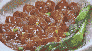 燜好后放入小青菜，均勻淋上醬汁，撒上蔥花或芝麻即可。