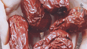 紅棗洗凈，對半剪開。