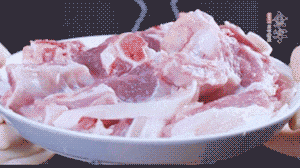 新鮮羊肉冷水入鍋，加姜片、清水焯水，除去血沫。