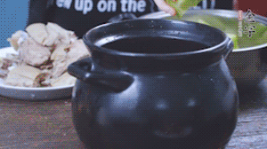 另起砂鍋，依次放入蘿卜、羊肉、火腿蹄片，加料酒、清水沒過食材。