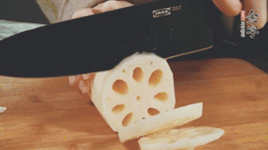 蔬菜清洗干凈切片。