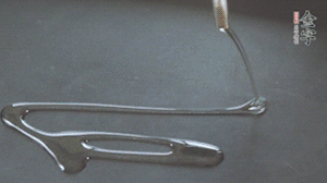 鍋中加少許油，爆香蔥姜蒜、香料 ，喜歡麻的也可以加點(diǎn)花椒！接著放入郫縣豆瓣醬煸炒出紅油。