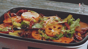 加入金字麻辣香腸，翻炒5分鐘左右。再加入之前準(zhǔn)備好的蔬菜，翻炒均勻，最后放入蝦。