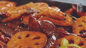 撒上芝麻和蔥，一道鮮香熱辣的麻辣香腸香鍋就做好了！