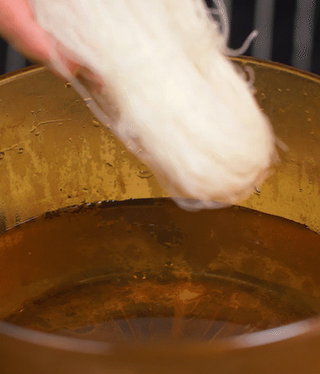 青番茄切片、金字臘肉切薄片、小米辣線椒切圈。