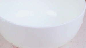 香腸切片，南瓜洗凈去皮切小塊，洋蔥切絲，米淘洗干凈備用。