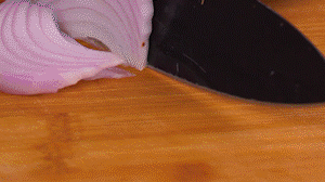 鍋中少許油，熱油倒入香腸煸炒出油，倒入南瓜塊、洋蔥翻炒片刻。