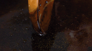 茄子切成長(zhǎng)條，拍上生粉入油鍋炸制。