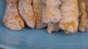 炸制油溫在7成左右，茄子炸至金黃色即可撈出。