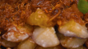 把茄子一條一條的擺好放在盤(pán)子上，上鍋蒸制3到4分鐘，出鍋后撒上蔥花。