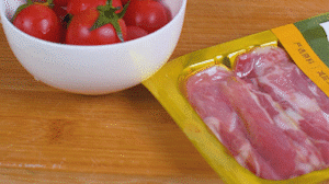 洋蔥、土豆切丁塊，火腿切小片，小番茄對半切開。