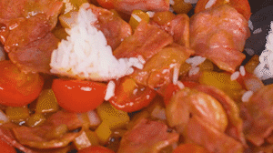 將米飯倒入鍋中搗散，同其他食材混合拌炒均勻關(guān)火。