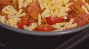 烤箱上下火180度預(yù)熱，將米飯分別盛入容器中。表面均勻的撒上馬蘇里拉芝士碎，放進(jìn)烤箱中層烤20分鐘左右，待芝士融化上色即可。