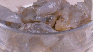 蝦去殼去蝦線，加姜絲、鹽腌制15分鐘，微煎1分鐘備用。