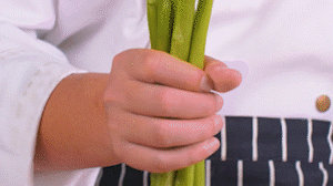 蘆筍刨去老筋，斜切小段。