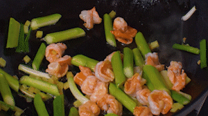 加入煎好的蝦仁，XO醬，以適量鹽、糖進(jìn)行調(diào)味翻炒。