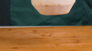 椰子切開(kāi)頂部，把椰子水倒出，再把椰肉切片。