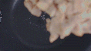 把雞、火腿、椰子水、椰肉、姜、紅棗放入電飯鍋，按下煲湯功能。