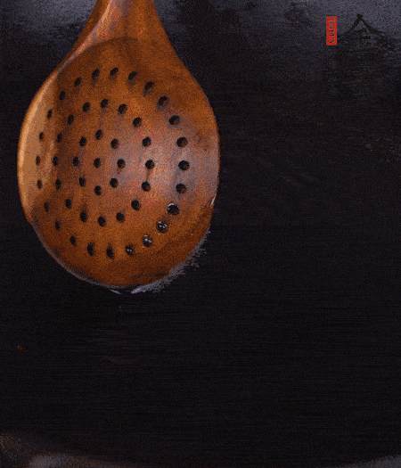 鍋中多倒些花生油，油溫達(dá)80度時(shí)，下芋頭丁炸 40 秒，直到表皮金黃，撈出待用。