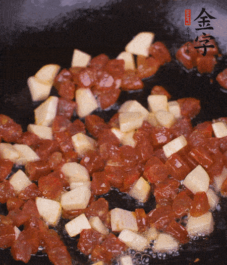 鍋中熱油，下香腸丁、茭白丁大火炒出香味。倒入米飯拍散，炒2～3分鐘。