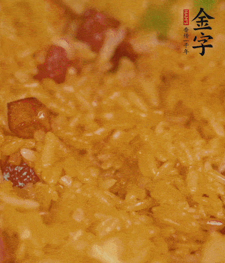 放一撮鹽、生抽少許，倒入炸好的芋頭。最后撒蔥花、蒜末翻炒均勻。