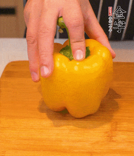 干花菇提前泡發(fā)，胡蘿卜、青椒、黃椒和花菇切丁，小紅椒切圈，小蔥切末。