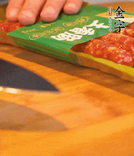 洋蔥切丁，金字土香腸切片。