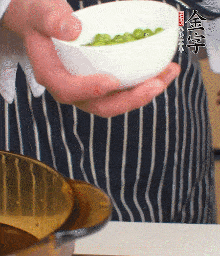 胡蘿卜、豌豆和干花菇焯水。