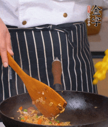 加咖喱塊、少許鹽、白糖調(diào)味，炒至咖喱塊融化后，倒米飯，翻炒至每粒米飯都包裹上咖喱，再放黃椒、青椒粒，出鍋前加菠蘿粒和小蔥翻拌均勻。