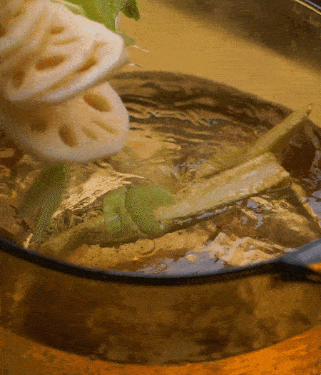 把玉米筍（對(duì)半切開）、西芹（切斜片）、蓮藕（切片），放入開水鍋內(nèi)，加點(diǎn)少許鹽、油，汆燙2分鐘。