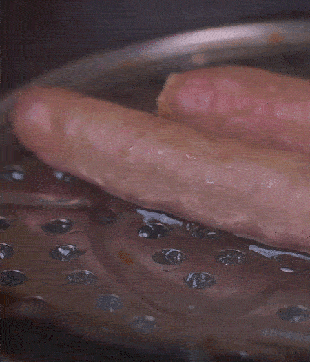 金字10°鮮低溫香腸蒸10分鐘后，切片。