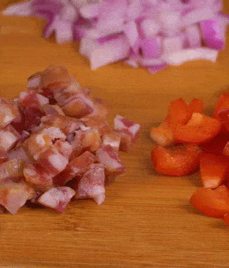 黃椒、紅椒、白洋蔥、土豆、大蔥分別切丁。金字10°鮮低溫香腸切丁。