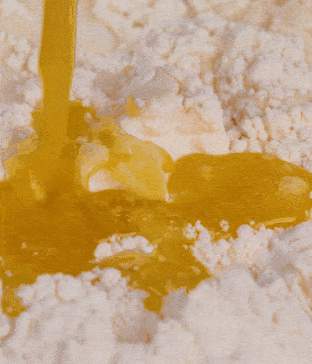 加融化的30g黃油（要不熱再倒）、黃椒、紅椒、白洋蔥、土豆、大蔥、香腸繼續(xù)攪拌均勻。