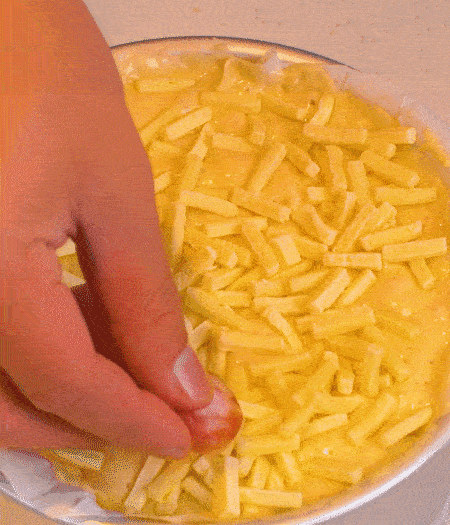 撒上馬蘇里拉芝士，用香腸片裝飾表面，180攝氏度烤箱烤20-25分鐘。