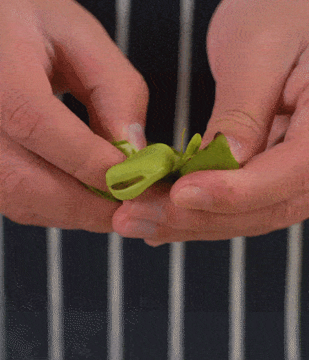 選用鮮嫩蠶豆，剝?nèi)ネ鈿ち粝露姑紫磧?，掰開成兩瓣。