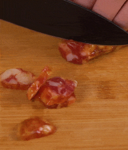 香腸切薄片。