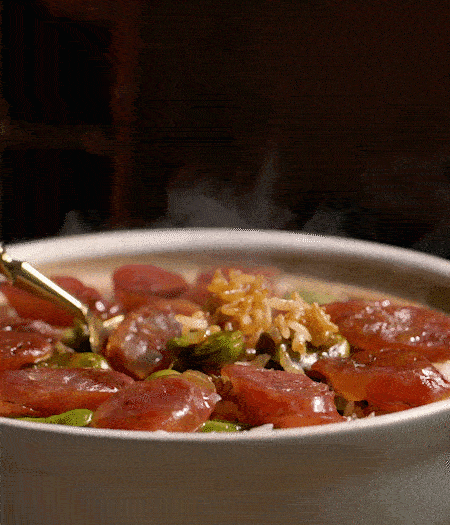 用生抽、白糖、蠔油、芝麻油調(diào)個(gè)汁，淋汁、攪拌、開吃。