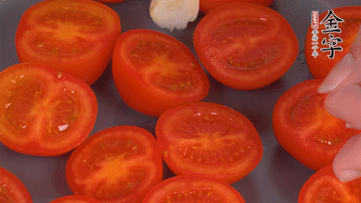 洗凈晾干的小番茄，對(duì)半切開，加切塊的大蒜、迷迭香、黑胡椒、橄欖油190度烤40分鐘、200度烤20分鐘。