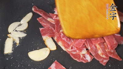 意面按照包裝時(shí)間煮熟過涼水，金字淡火腿切成小片。