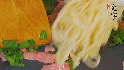 鍋中倒油燒熱，蒜片煸香，淡火腿略翻炒。