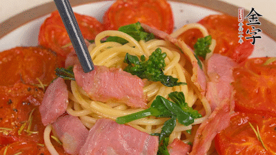 加菜花翻炒1分鐘后加意面，翻炒1分鐘后用少許鹽、黑胡椒調(diào)味即可。