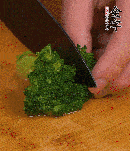 西蘭花用淡鹽水浸泡十幾分鐘后過(guò)開(kāi)水焯燙熟后撈出。