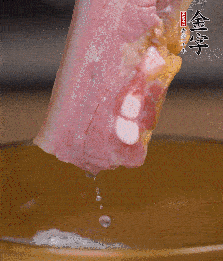 煮過(guò)的西蘭花切碎。煮熟的淡咸肉切丁。