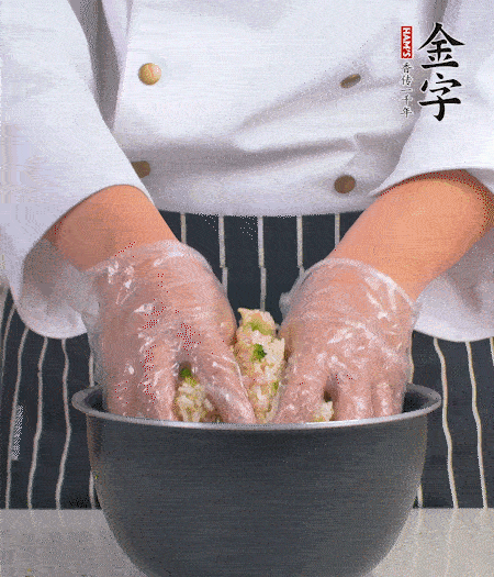 米飯中放西蘭花碎、咸肉丁，加少許黑胡椒、十來(lái)滴橄欖油拌勻。