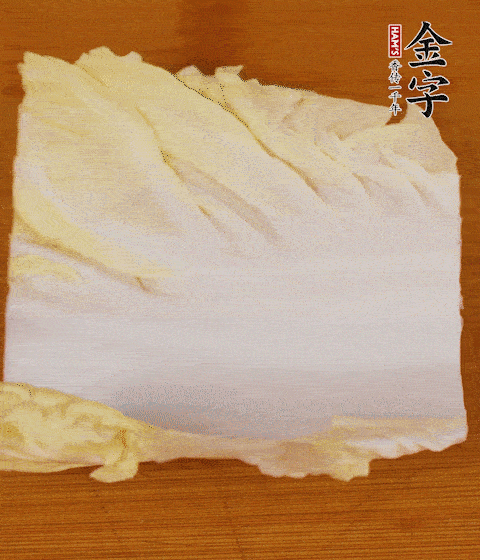 一片白菜一片淡火腿交替疊起，疊個兩三層放進(jìn)鍋內(nèi)，直到塞滿鍋。