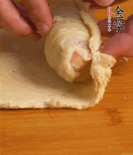 吐司卷起香腸，吐司尾端涂抹少許全蛋液，卷好的吐司表面蘸上蛋液，在裹上一層面包糠，送入預熱好的烤箱中。